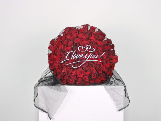 A luxurious bouquet of red flowers 100