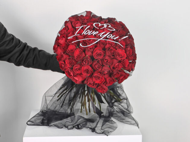 A luxurious bouquet of red flowers 70