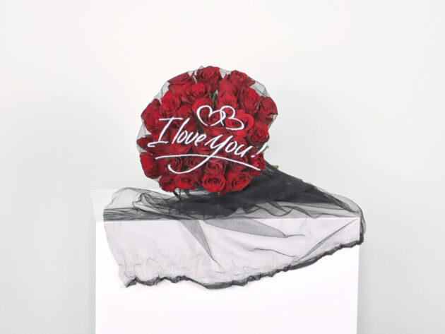 A luxurious bouquet of red flowers 30